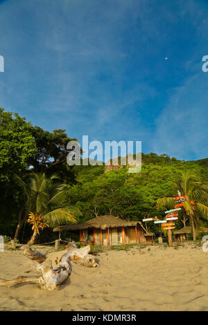 Signpost at tropical resort, Chatham Bay, Union Island, Grenadines, Caraïbes Banque D'Images