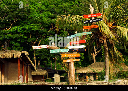 Signpost at tropical resort, Chatham Bay, Union Island, Grenadines, Caraïbes Banque D'Images