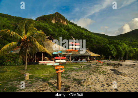 Signpost at tropical resort, Chatham Bay, Union Island, Grenadines, Caraïbes Banque D'Images