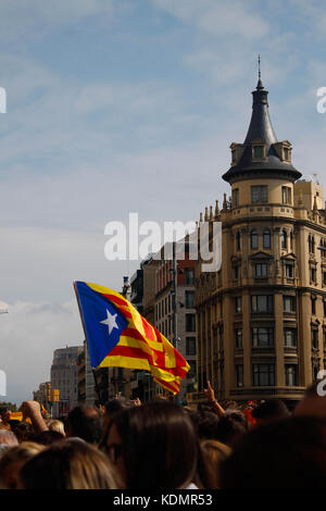 Barcelone, Espagne. 2 octobre 2017. Jour après le référendum catalan, les étudiants protestent contre la violence policière. Banque D'Images