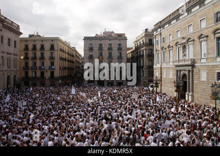 Barcelone, Espagne. Octobre 7,2017. Plaza Sant Jaume. Manifestation en faveur du dialogue hispano-calonien à la suite du référendum pour l'indepence Banque D'Images