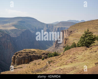 Vue paysage plus profond canyon dans les montagnes du Lesotho près Les Lagier, l'Afrique australe Banque D'Images