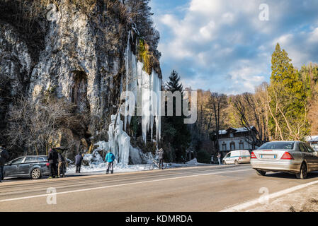 Cascade de glace. merveilles de la nature. L'hiver dans le nord de l'attraction naturelle de l'Italie. valganna grottes d'origine karstique, la destination touristique, Varese Banque D'Images