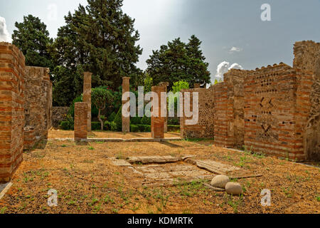 Dans la cour de la villa romaine de Pompéi ville ruinée à Pompei Scavi, près de Naples, Italie. Banque D'Images