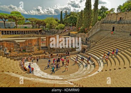 Grand Theatre à la ville romaine de Pompéi à Pompei Scavi, près de Naples, Italie. Banque D'Images