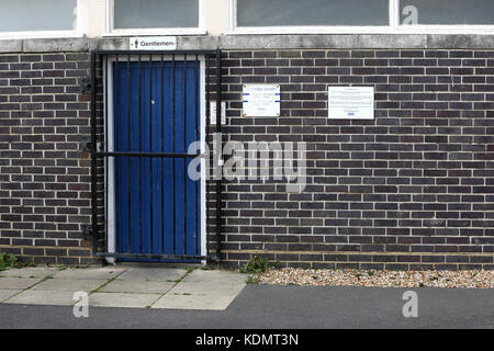 Fermé les toilettes publiques dans le village balnéaire de felpham, West Sussex. Banque D'Images