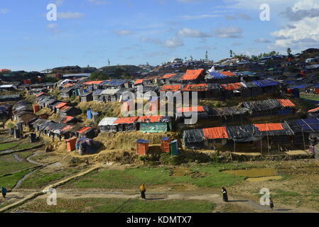 Des réfugiés rohingyas promenades au Balukhali Camp de fortune à Cox's Bazar, Bangladesh, le 10 octobre 2017. Selon les Nations Unies Commiss Banque D'Images