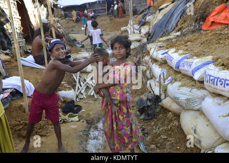 Enfants rohingyas au Balukhali posent camp de fortune à Cox's Bazar, Bangladesh, le 10 octobre 2017. Selon le Haut Commissariat des Nations Unies Banque D'Images