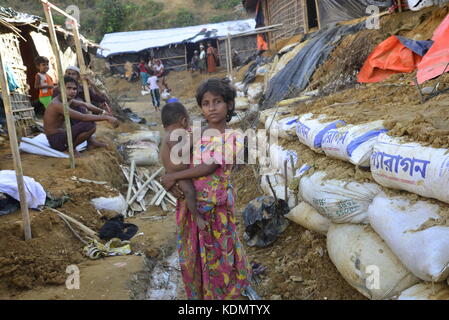 Enfants rohingyas au Balukhali posent camp de fortune à Cox's Bazar, Bangladesh, le 10 octobre 2017. Selon le Haut Commissariat des Nations Unies Banque D'Images