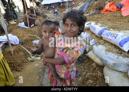 Enfants rohingyas au Balukhali posent camp de fortune à Cox's Bazar, Bangladesh, le 10 octobre 2017. Selon le Haut Commissariat des Nations Unies Banque D'Images