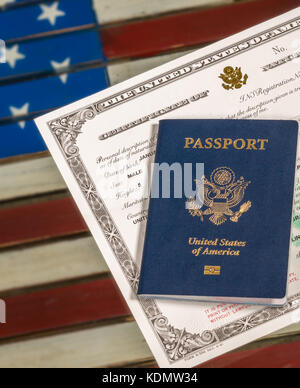 USA Passeport et certificat de naturalisation sur US Flag Banque D'Images