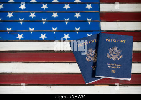 Les passeports USA sur table en verre sur US Flag Banque D'Images