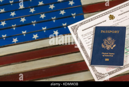 USA Passeport et certificat de naturalisation sur US Flag Banque D'Images