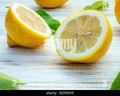 Libre de citrons frais et citrons feuilles sur fond de bois minable. citrons frais et tranche de citron sur la table en bois avec télévision. laïcs agrumes frais b Banque D'Images