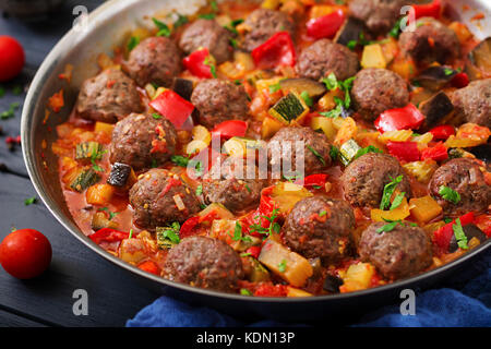 Des boulettes de viande en sauce tomate et légumes en stew-pan Banque D'Images