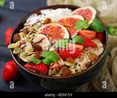 L'avoine délicieux et sains avec des figues, des graines, de fraises et de yaourt. petit-déjeuner sain. alimentaire de remise en forme. La nutrition appropriée. Banque D'Images