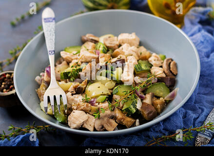 Tranches de délicat filet de poulet avec les courgettes et les champignons à l'étuvée avec herbes italiennes. alimentation saine. le bon mode de vie. Banque D'Images