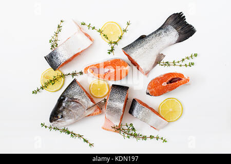 Les morceaux de saumon cru frais poisson rouge isolé sur fond blanc. Télévision. Vue de dessus Banque D'Images