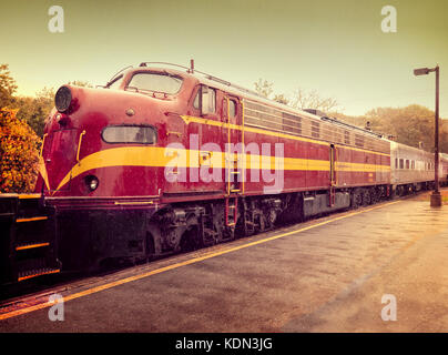 Locomotive diesel américaine vintage GM E Series travaillant sur Cape Cod Central Railroad ma USA Banque D'Images