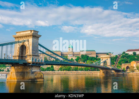 Budapest vue sur la ville, vue sur le Palais Royal Situé sur la colline du château avec la chaîne (Pont Lanchid) au premier plan. Banque D'Images