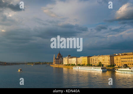 Danube Budapest, vue du bâtiment du parlement hongrois et de l'architecture le long du côté Pest du Danube, ou Duna, au coucher du soleil, Budapest, Hongrie Banque D'Images