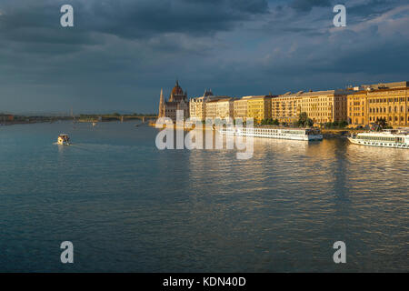Le Parlement Budapest, vue du bâtiment du parlement hongrois et de l'architecture le long du Danube - ou Duna - au coucher du soleil, Budapest, Hongrie. Banque D'Images