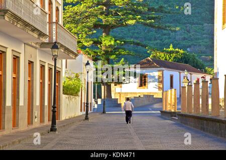 Vieilles maisons aux balcons sculptés traditionnellement le sur la Calle Real de la Plaza, le vieux centre ville, Teror, Gran Canaria, Îles Canaries, Espagne, Atlanti Banque D'Images