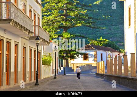 Vieilles maisons aux balcons sculptés traditionnellement le sur la Calle Real de la Plaza, le vieux centre ville, Teror, Gran Canaria, Îles Canaries, Espagne, Atlanti Banque D'Images