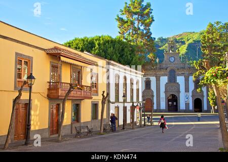 Vieilles maisons aux balcons sculptés traditionnellement le sur la Calle Real de la Plaza, le vieux centre ville, Teror, Gran Canaria, Îles Canaries, Espagne, Atlanti Banque D'Images