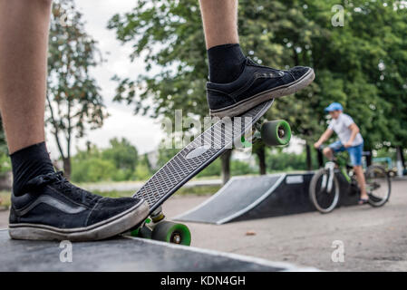 Skate parc dans le cadre de centre de jeunesse dans Lyman, zone de l'ato, Donetsk, Ukraine Banque D'Images