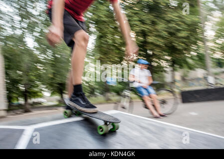 Skate parc dans le cadre de Centre de jeunesse dans Lyman, zone de l'ATO, Donetsk, Ukraine Banque D'Images