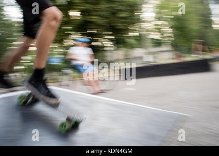 Skate parc dans le cadre de Centre de jeunesse dans Lyman, zone de l'ATO, Donetsk, Ukraine Banque D'Images