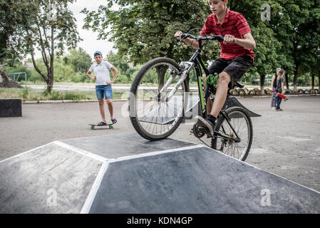 Skate parc dans le cadre de Centre de jeunesse dans Lyman, zone de l'ATO, Donetsk, Ukraine Banque D'Images