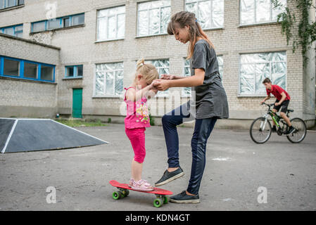 Skate parc dans le cadre de Centre de jeunesse dans Lyman, zone de l'ATO, Donetsk, Ukraine Banque D'Images