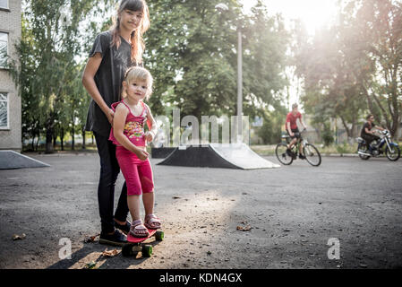 Skate parc dans le cadre de Centre de jeunesse dans Lyman, zone de l'ATO, Donetsk, Ukraine Banque D'Images