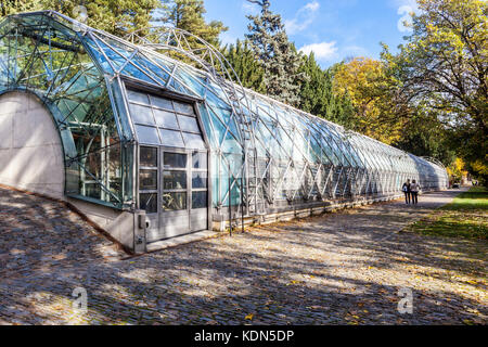 Serres Orangerie du château de Prague, construction moderne contemporaine dans le jardin royal du château de Prague, jardins d'automne Banque D'Images