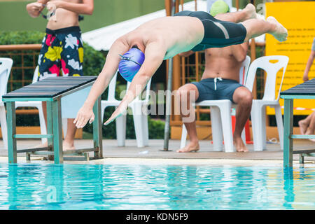 Le nageur juming de départ, sur le point d'entrer dans la piscine, bon pour les jeunes Vie active ou thème sport Banque D'Images