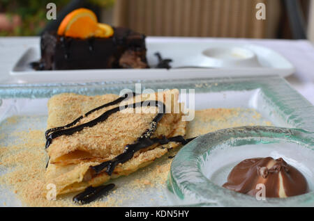 Décorées avec des miettes de crêpes et de chocolat sur plaque de verre Banque D'Images