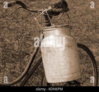 Vieux vélo laitier avec bac en aluminium pour le transport du lait de la ferme laitière Banque D'Images