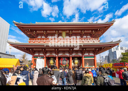 Tokyo, Japon - 2 janvier 2017 : la foule de gens à le temple Senso-ji à Tokyo, Japon. Banque D'Images