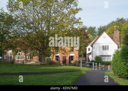 Charmant vieux chalets dans la rue dans le vieux village de fonder, Hampshire, Royaume-Uni Banque D'Images