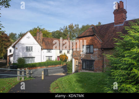 Charmant vieux chalets dans la rue dans le vieux village de fonder, Hampshire, Royaume-Uni Banque D'Images