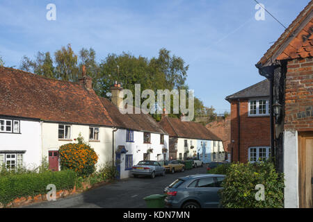 Charmant vieux chalets dans la rue dans le vieux village de fonder, Hampshire, Royaume-Uni Banque D'Images