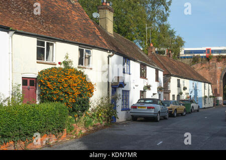 Charmant vieux chalets dans la rue dans le vieux village de fonder, Hampshire, Royaume-Uni Banque D'Images