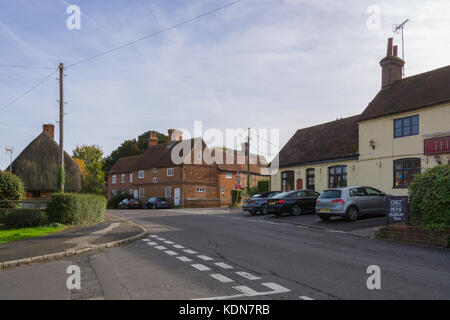 Le Crown et cottages dans le vieux village de fondant, Hampshire, Royaume-Uni Banque D'Images