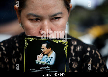 Bangkok, Thaïlande. 13 oct, 2017. La cérémonie religieuse a eu lieu pour commémorer le premier anniversaire de feu le roi. crédit : panupong changchai/pacific press/Alamy live news Banque D'Images