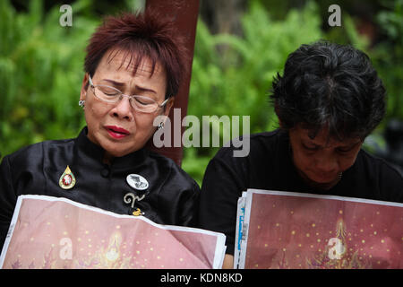 Bangkok, Thaïlande. 13 oct, 2017. La cérémonie religieuse a eu lieu pour commémorer le premier anniversaire de feu le roi. crédit : panupong changchai/pacific press/Alamy live news Banque D'Images