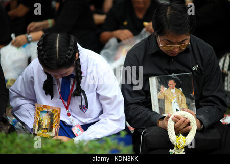 Bangkok, Thaïlande. 13 oct, 2017. La cérémonie religieuse a eu lieu pour commémorer le premier anniversaire de feu le roi. crédit : panupong changchai/pacific press/Alamy live news Banque D'Images