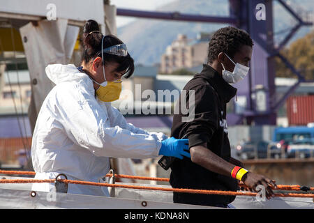 Palerme, Italie. 13 oct, 2017. l'Aquarius (sos mediterranee) navire est arrivé au port de Palerme, Italie le 13 octobre 2017 Exercice 606 migrants. travailleurs de la Croix-Rouge a donné des soins médicaux qu'ils ont débarqué. crédit : antonio melita/pacific press/Alamy live news Banque D'Images