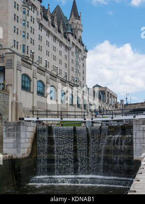 Les écluses d'Ottawa, l'Hôtel Fairmont Château Laurier, Ottawa, Ontario, Canada. Banque D'Images